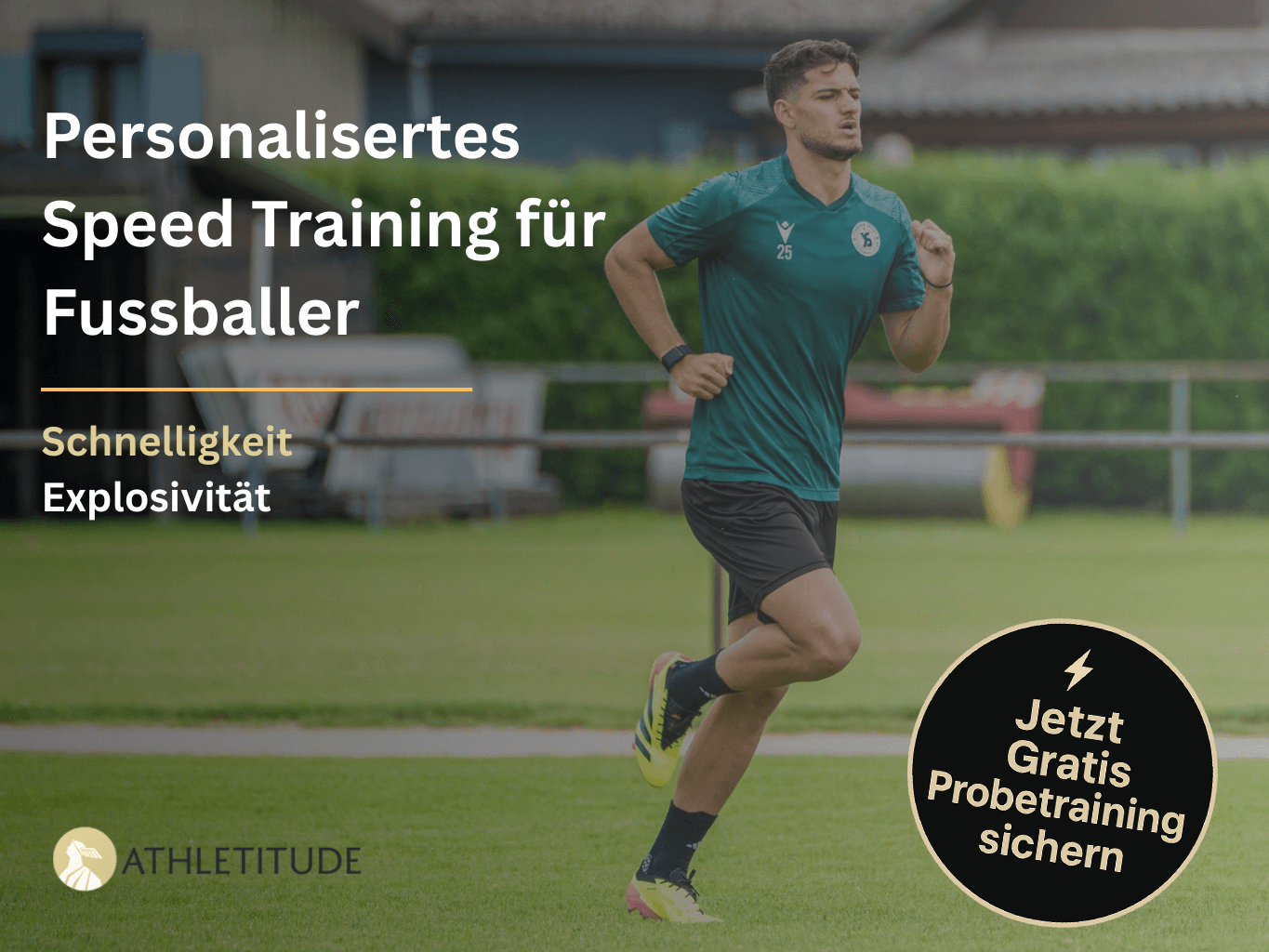 Fussballspieler beim Schnelligkeitstraining mit Athletiktrainer